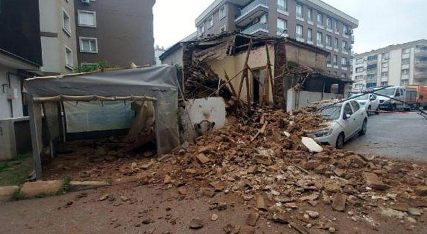 İzmirde metruk bina çöktü