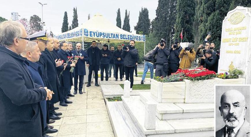 Mehmet Akif Ersoy Kabri Başında Anıldı Güncel Haberler Milliyet 