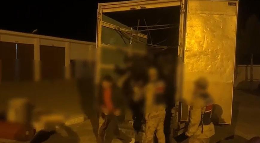Van’da durdurulan kamyondan 60 kaçak göçmen çıktı