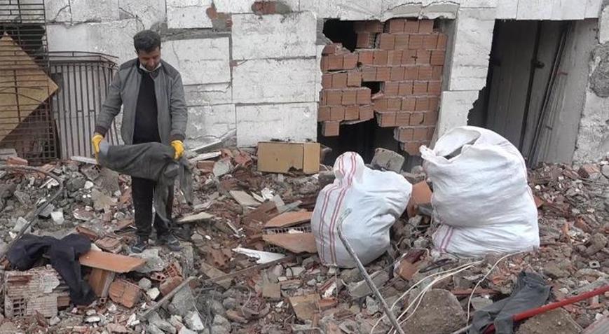 Enkaz altında ticari umut Molozların altından ürünlerini çıkarıyorlar