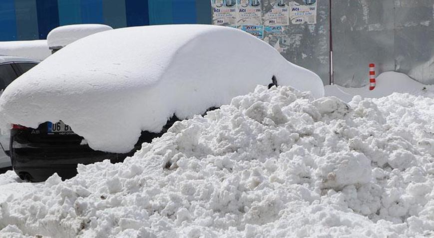 Van’da 83 yerleşim yerinin yolu, kardan kapandı