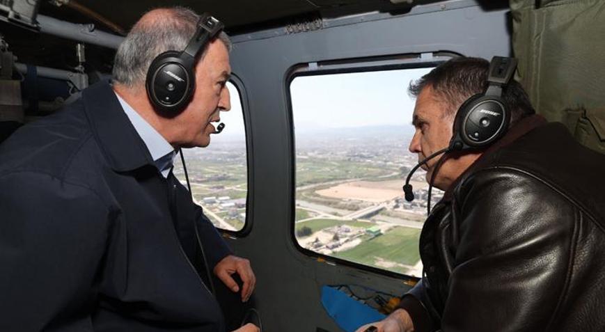 Yunan Bakan Türkiyede Bakan Akar ile helikopterde deprem bölgesini inceledi