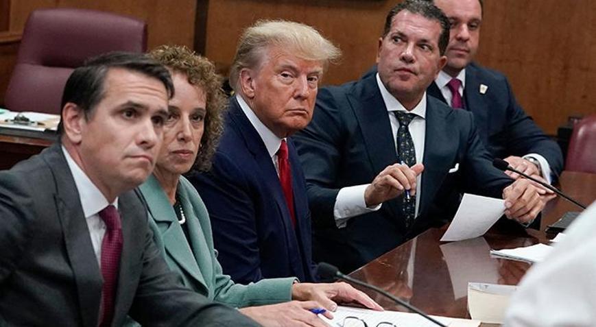 Hakim karşısına çıkan ilk ABD başkanı Trump tüm suçlamaları reddederek mahkemeden ayrıldı