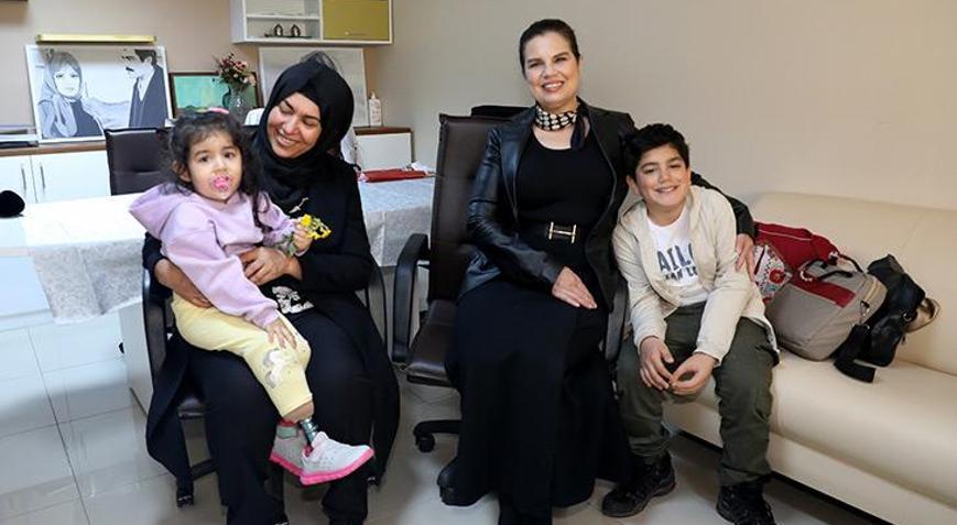 Depremde uzuvlarını kaybeden kardeşlere Çocuk İyilik Merkezinde protez takıldı