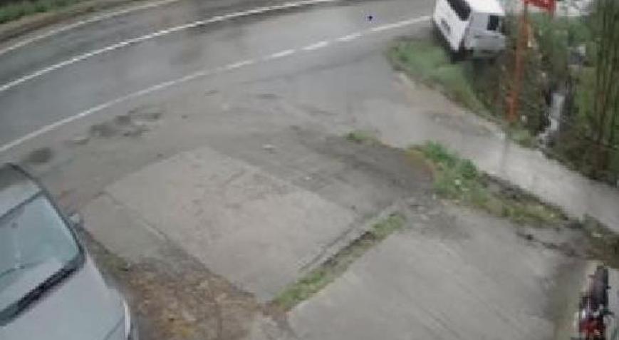 Minibüsün kanala uçtuğu kaza kamerada