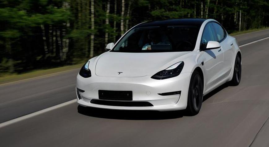 Tesla fiyat indirmeye devam ediyor
