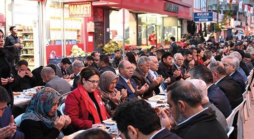 15 bin kişi, geleneksel Andırın Caddesi Büyük İftarında oruç açtı
