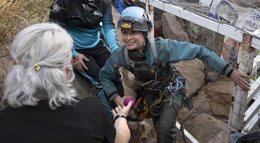 Kadın dağcıdan rekor 500 gün mağarada yaşadı