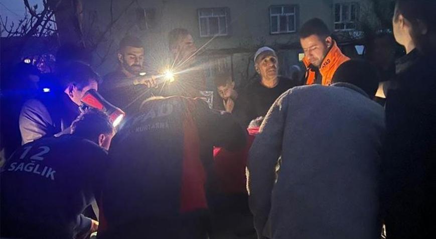 Tarım aracı devrildi, sürücü ağır yaralandı