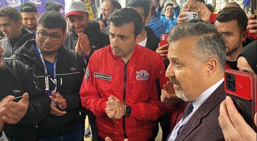 Bayraktar’dan Teknofestte yarışan öğrencilere ziyaret