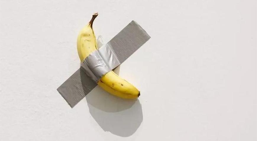 Duvardaki muzu yiyip kabuğunu yerine koydu