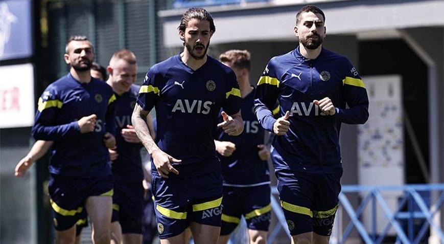 Fenerbahçenin kamp kadrosu belli oldu Yıldız isimden müjdeli haber