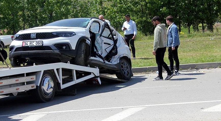 Yolcu minibüsü ile otomobil çarpıştı: 13 yaralı