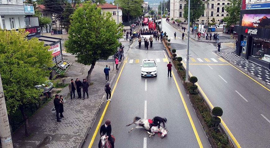 Boluda 19 Mayıs kortejinde yolda kayan at, binicisiyle birlikte düştü