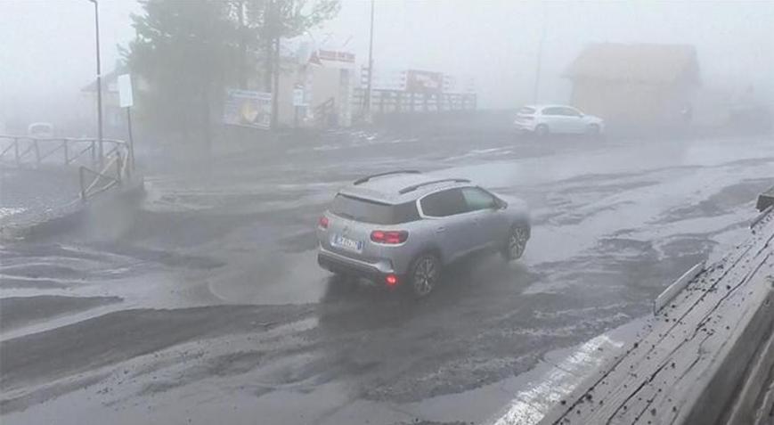 Etna Yanardağı yeniden patladı