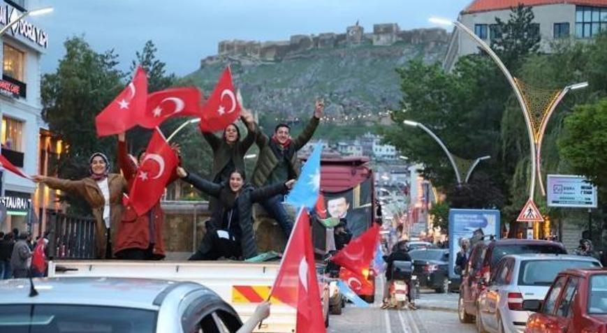 Bayburt’ta havai fişekli seçim kutlaması drone kamerasında