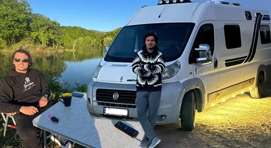 Doğada huzur bulan Boğaç Aksoy karavan tatilinde