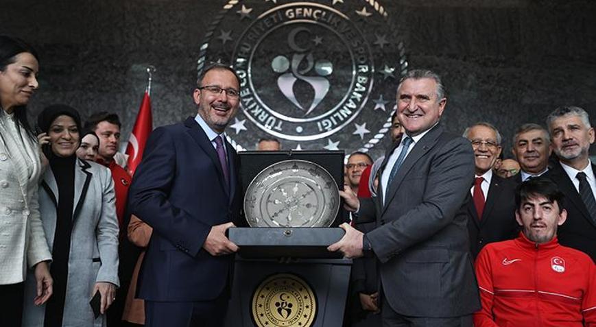 Spor Bakanlığında devir teslim töreni Mehmet Kasapoğlu, görevi Osman Aşkın Baka bıraktı