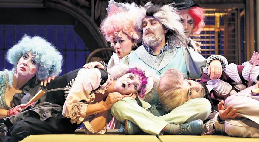 Yazın tiyatro açık havada izlenir