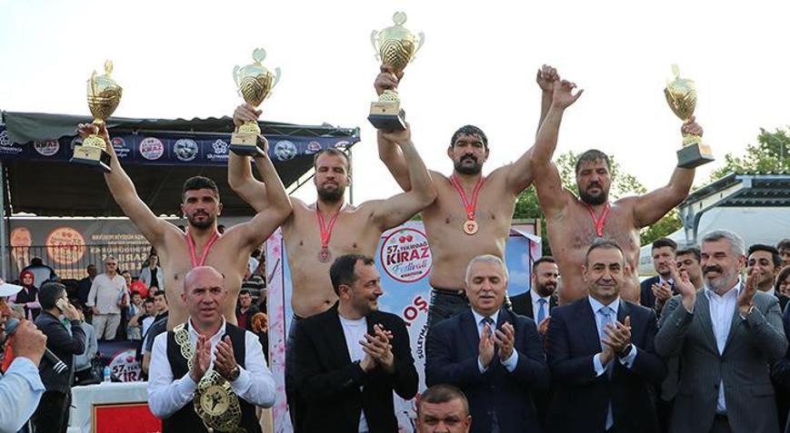 Hüseyin Pehlivan Yağlı Güreşlerinde başpehlivan İsmail Koç oldu