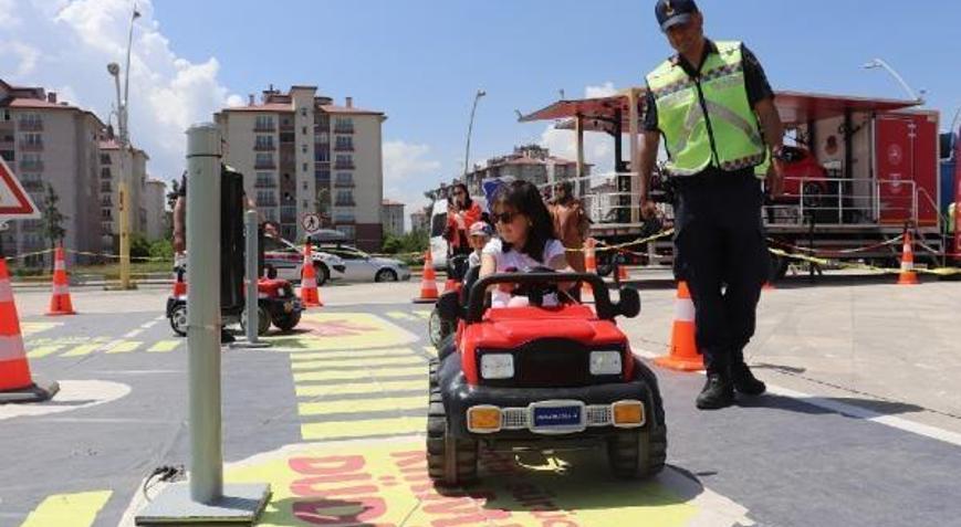 Akülü araç kullanan çocuklar trafik kurallarını öğrendi