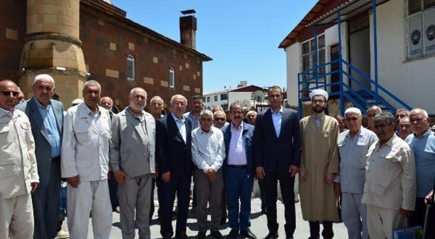 Adilcevaz’da hacı adayları kutsal topraklara uğurlandı