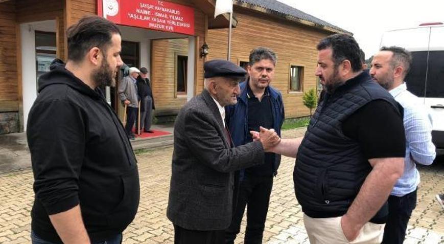 Artvin’de yaşlılara bayram ziyaretinde cağ döneri ikramı