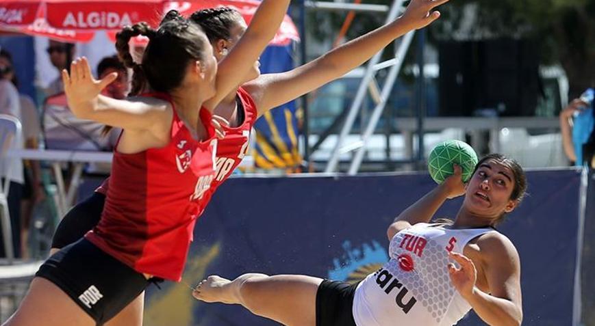 EHF Avrupa U17 Plaj Hentbolu Şampiyonasında yarı finalistler belli oldu