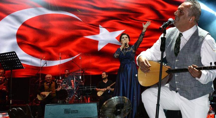 Kuruçeşme Açıkhavada unutulmaz gece Kahramanlık türküleri Boğazda yankılandı