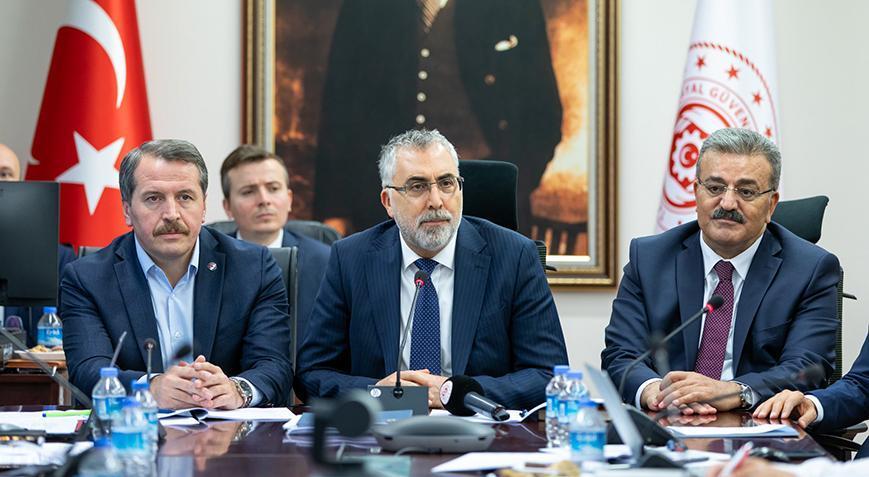 Bakan Işıkhan toplu sözleşme görüşmesinde sendika temsilcileri ile bir ...