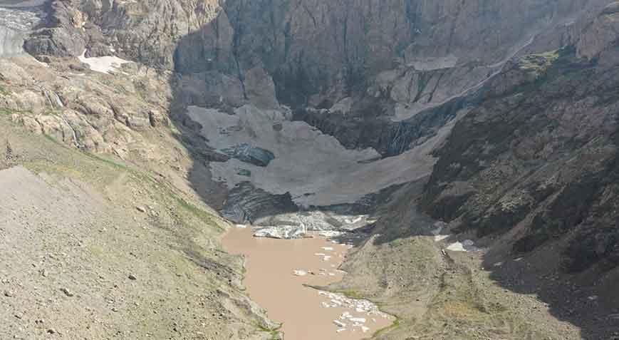 Türkiyenin en yüksek ikinci zirvesi 3 bin metrelik buzulların nasıl parçalandığını gördük
