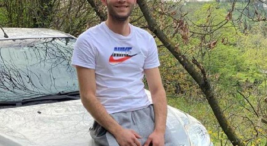 Motosikletiyle park halindeki otomobile çarpan Alihan kurtarılamadı