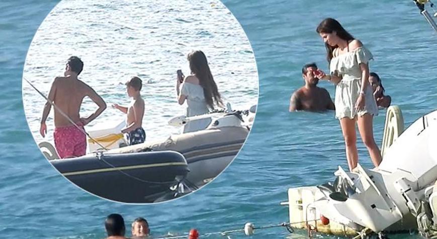 Mustafa Denizlinin kızı Lal Denizlinin ailece Çeşme tatili