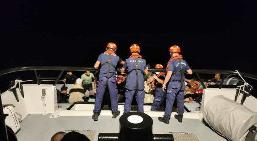 İzmir açıklarında 52 kaçak göçmen yakalandı