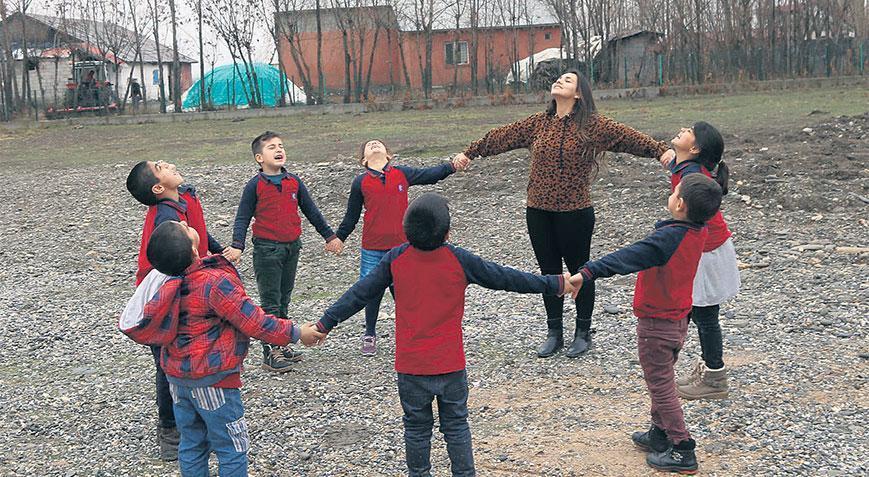 Müdür de onlar öğretmen de