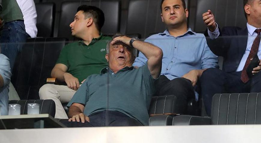 Adana Demirspor - Beşiktaş maçında yönetim istifa tezahüratları Ahmet Nur Çebi, tribünden ayrıldı