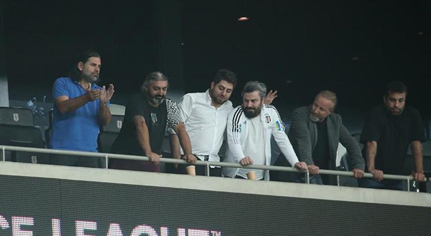 Öfkeli Beşiktaş taraftarı stadı uzun süre terk etmedi İbrahim Üzülmez devreye girdi