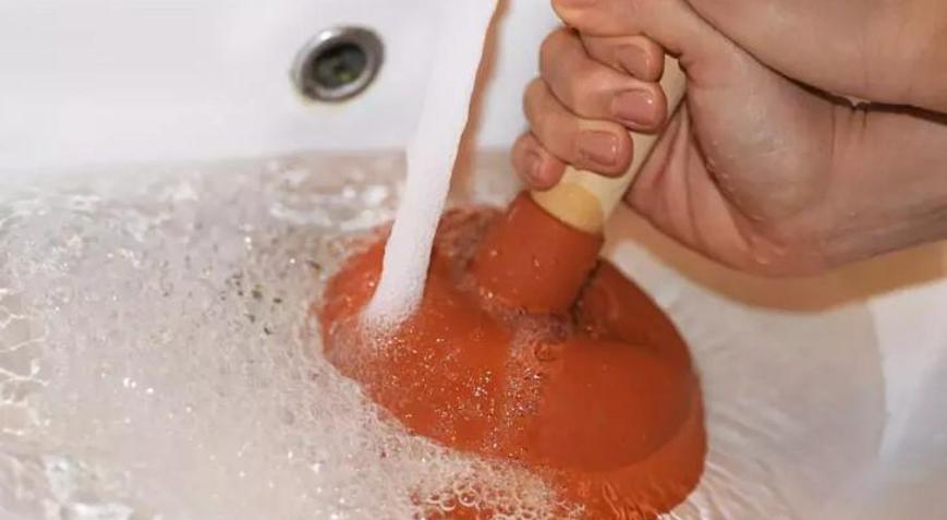 Lavabo suyu yavaş çekiyor ve kokuyorsa bu yöntemi deneyin: Tıkanmış lavaboyu hemen açıyor