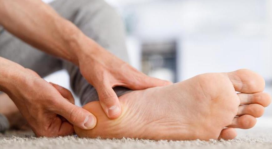 Sabahları şiddetli taban ağrısının sebebi bu hastalık 15 dakika buz uygulayın