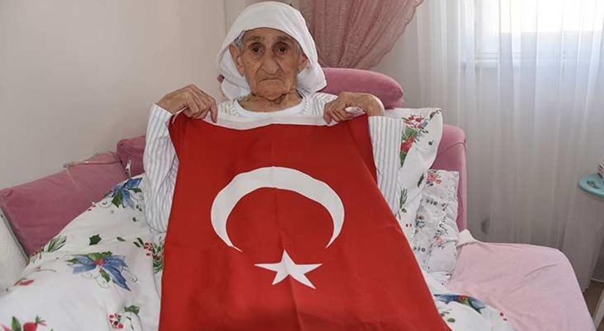 103 yaşındaki Zeynep ninenin Cumhuriyet ve bayrak sevgisi