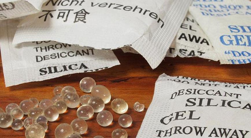 Ayakkabı ve çantalardan çıkan küçük paketleri sakın atmayın Nemi alıp kurutuyor