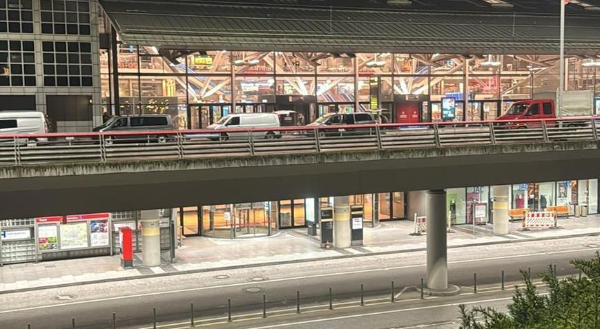 Hamburg Havaliman�'nda hareketli saatler! Silahl� sald�rgan bir �ocu�u rehin ald�