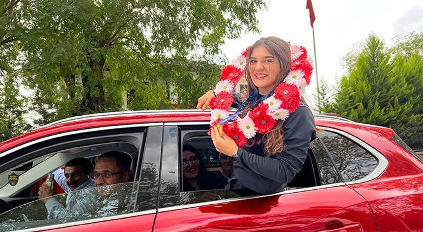 Dünya Güreş Şampiyonası’nda tarih yazdı Nesrin Baş’a coşkulu karşılama