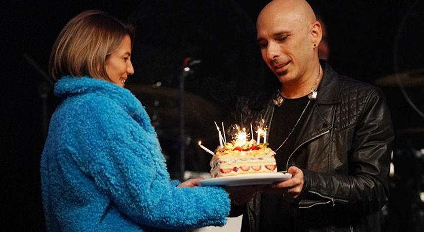 Birol Namoğluna konser öncesi eşinden pasta sürprizi
