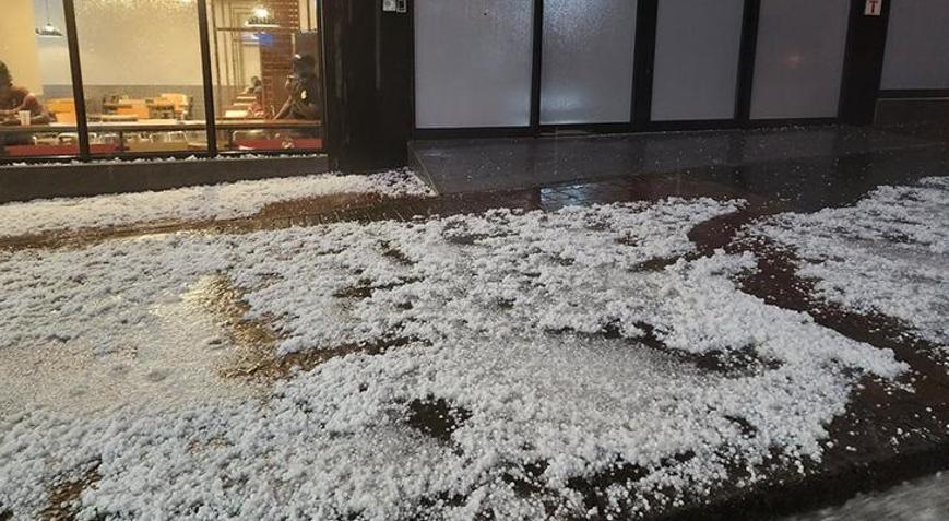 Güney Afrikaya dolu yağdı Sokaklar beyaza büründü