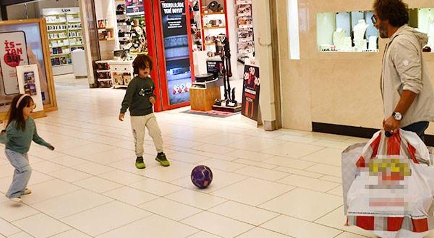 Fettah Can, AVMde çocuklarıyla top oynadı