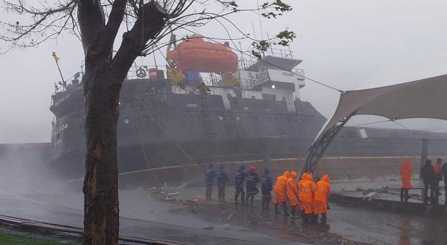 Zonguldakta korku dolu anlar Gemi karaya oturdu, mürettebat tahliye edildi