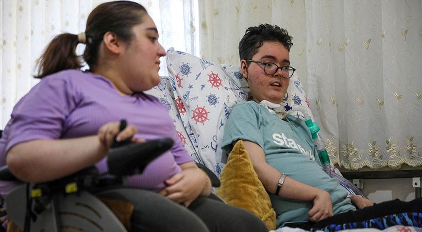 Biri 24 diğeri 18 yaşında SMAlı kardeşler ilk kez uzun süre dışarıda vakit geçirdi