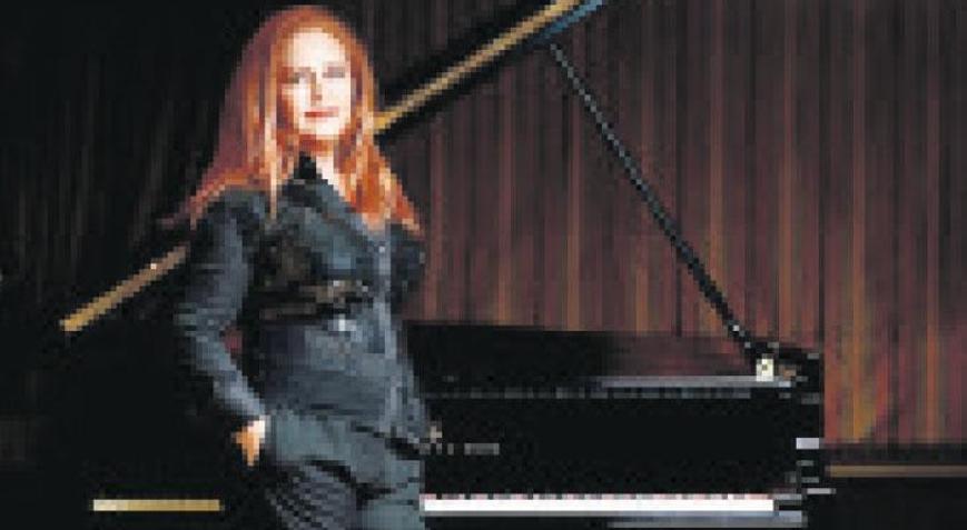 Mehveş Emeç tüm kadınlar için sahnede