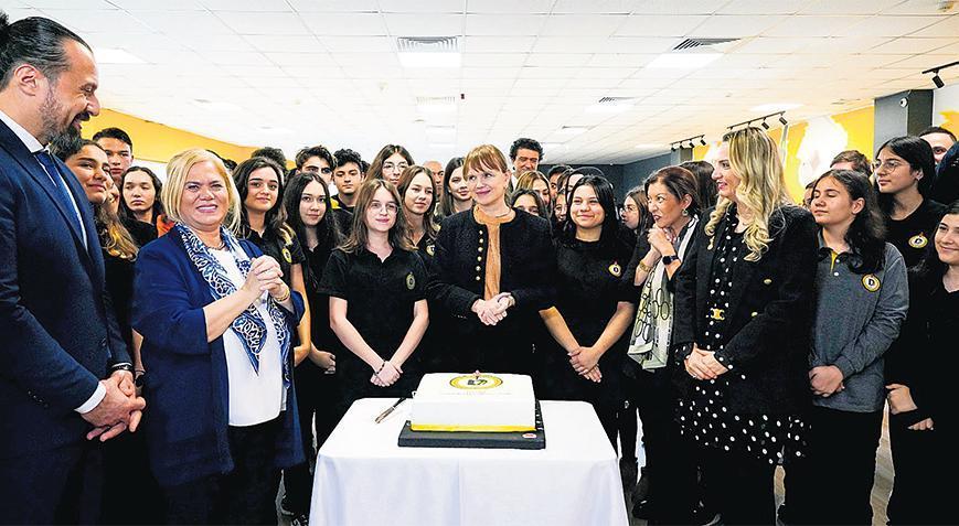 Demirören Medya Lisesi’nde öğretmenlere vefa töreni